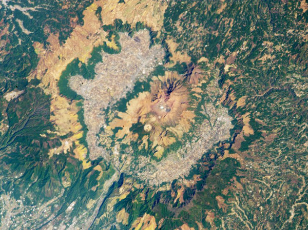 aso-vulkan-japan-foto-iss