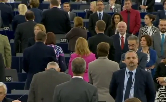 eu-parlement-eklat-hymne